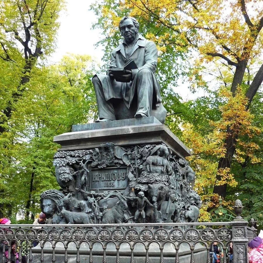 Xi какие памятники были. Памятник Крылову в Санкт-Петербурге. Памятник Крылову в Питере. Памятник Крылову в летнем саду.