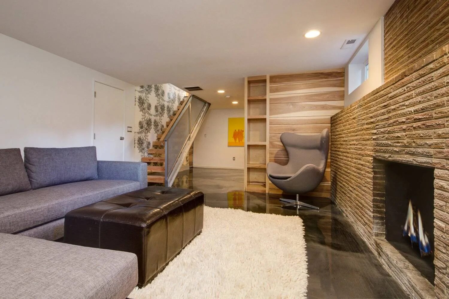 Интерьер подвала в частном доме. Жк сампо квартиры с отделкой. Дом в водонапорной башне интерьер. Цокольный этаж интерьер. Цокольный этаж в частном доме.