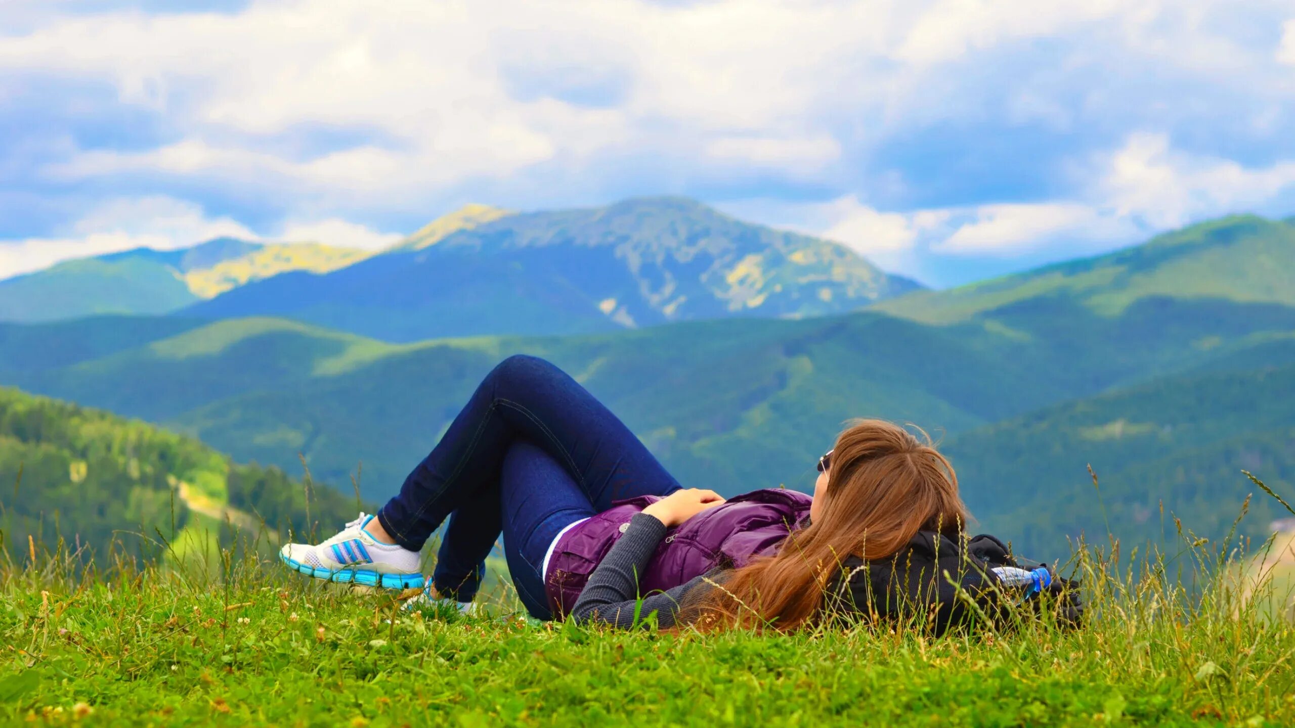 Девушка в горах. Красивая женщина в горах. Гора девушка лежит. Девушка лежит на траве в горах. Девушка лежит на траве.