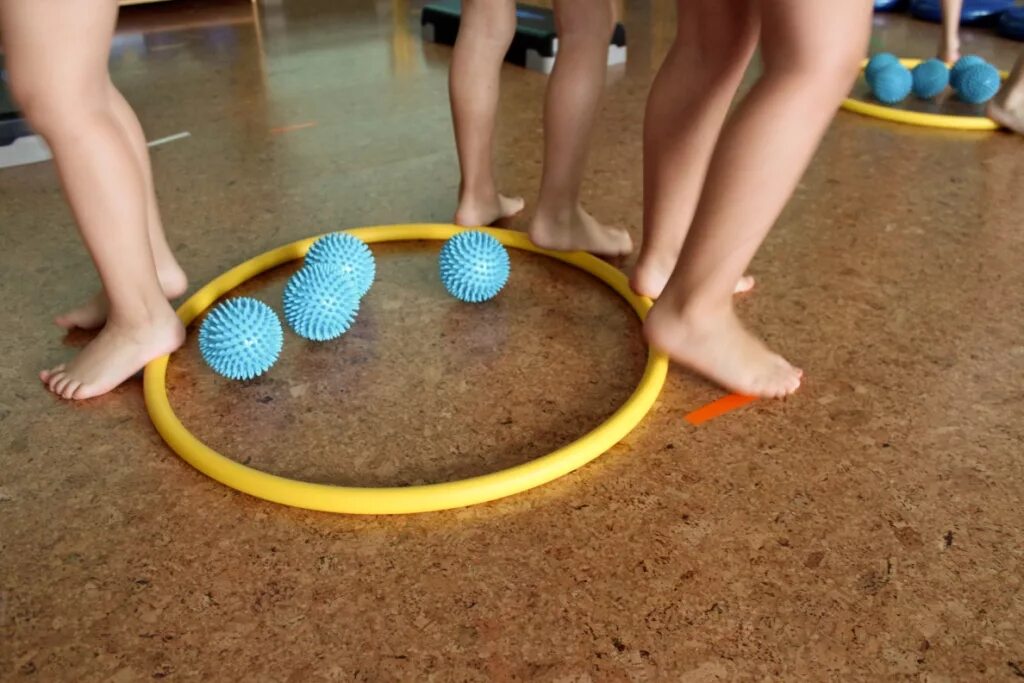 Игра с палочкой и обручами 5. Инвентарь детский для эстафет. Игра с палочкой и обручами 5. Огонек кольцеброс с-587. Игра кольца на палку.