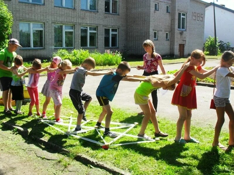 детская площадка и школа мультяшные. дети играют на школьной площадке. дети на детской площадка мультяшный. детская площадка и школа мультяшные. детская площадка иллюстрация.