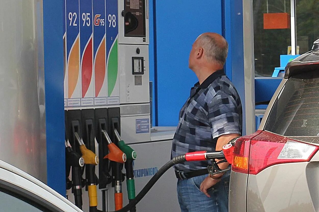 Бензин АЗС. Бензин на автозапрравка. Подорожание бензина. Бензин фото.