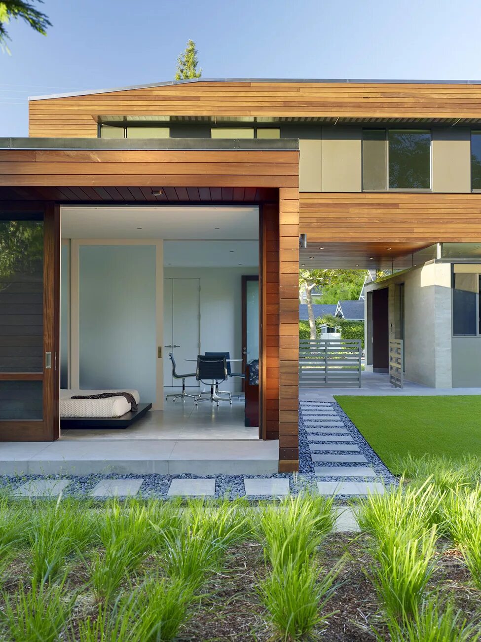 комфортные современные дома. скандинавский стиль в архитектуре. двухэтажный дом с односкатной крышей в стиле модерн. архитектура пало альто. дом в стиле минимализм.