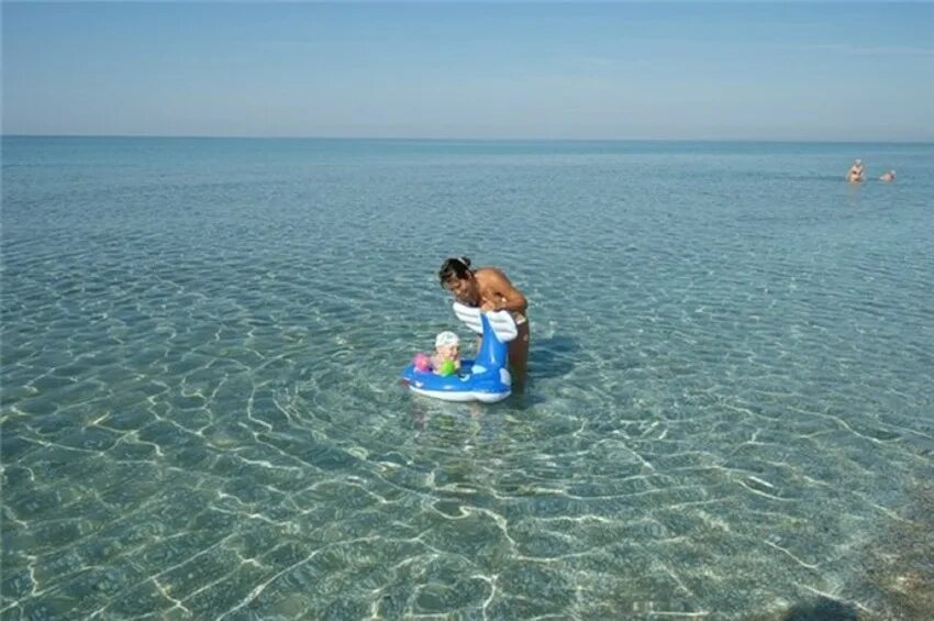 Пляжи черного моря для детей. Крым море дети. Дети море Евпатория. Самое чистое море в России. Отели черного моря для отдыха с детьми.