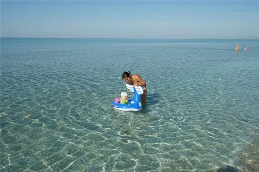 Лето дети море. Океан. Малыши на пляже. Самое чистое море в россии. Греция крит с детьми.