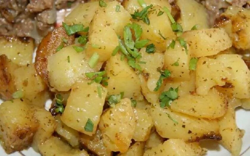 Тушеное филе с картошкой на сковороде. Вкусная картошка в мультиварке. картошка с куриной грудкой в мультиварке. куриная грудка с картошкой в мультиварке. куриное филе с картошкой на сковороде.