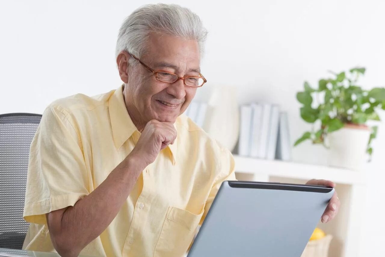 Мобильный интернет для пенсионера. Пенсионеры с ноутбуком. Пожилой мужчина за компьютером. Пожилые люди в очках. Пенсионер за ноутбуком.