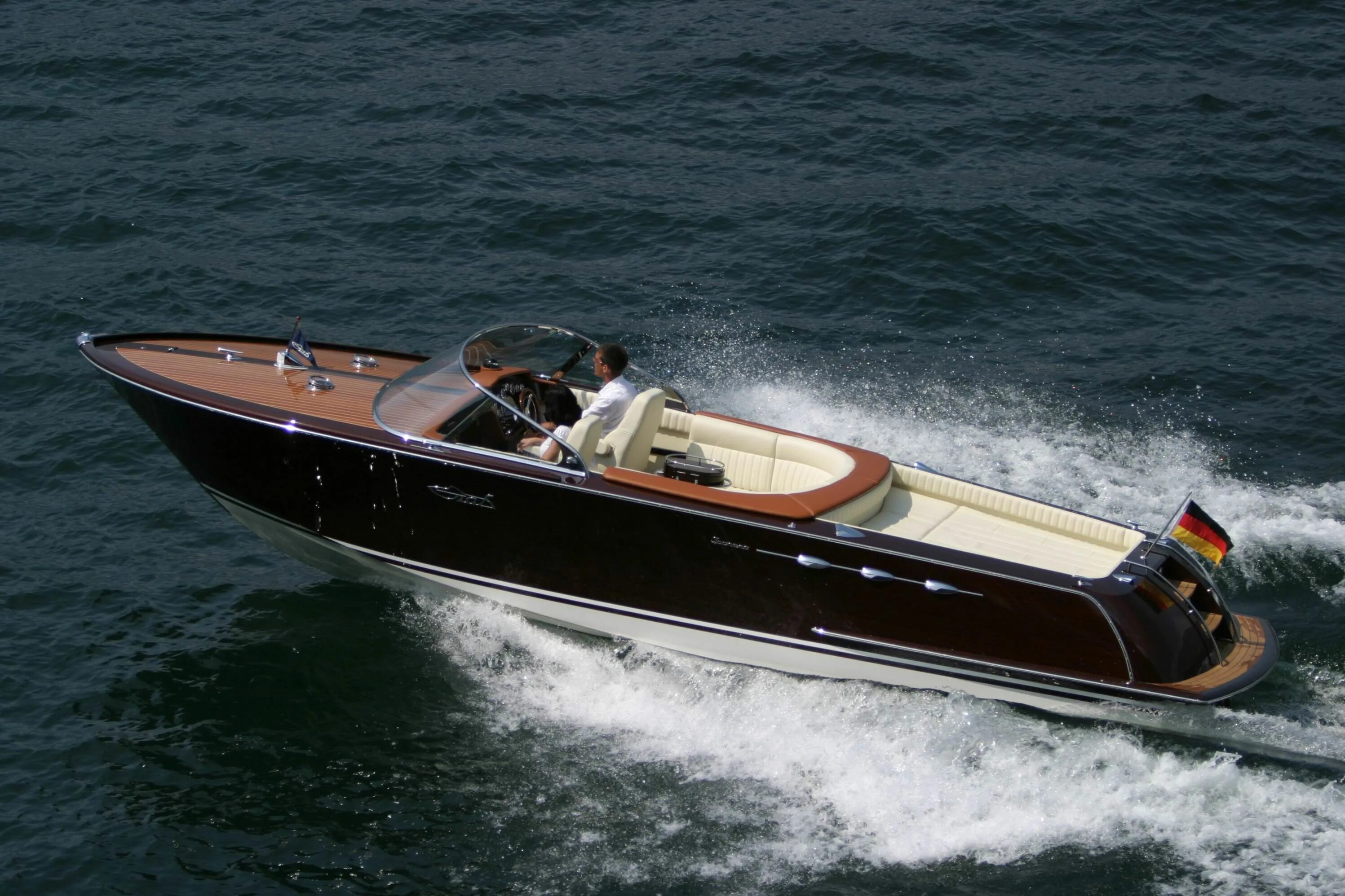 Classic boats. Классические лодки. Классический ранэбаут. Американский катер рива классик. Классический катер.