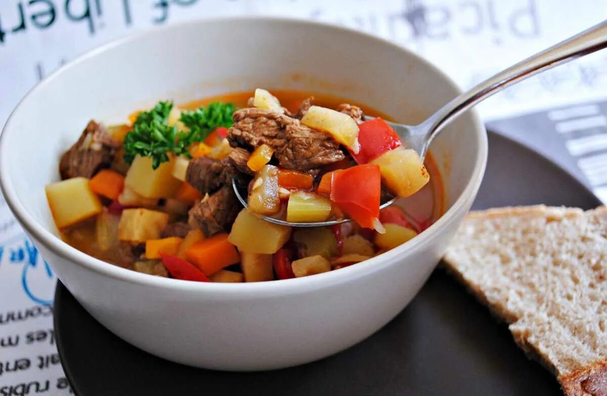 Рагу в мультиварке с мясом и картошкой. Овощное рагу. мясное рагу с овощами. овощное рагу диетическое. рагу из овощей с мясом.