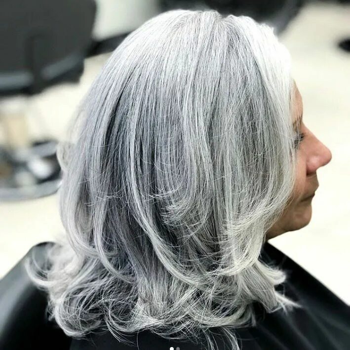 Тонировка седины. Дафна Хикс Grey hair. Седой цвет волос. Серебристые волосы. Окрашивание волос с сединой.