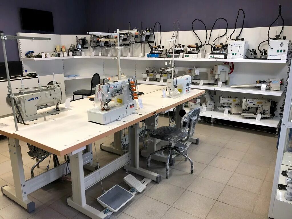 оборудование для мини ателье. дубоссары швейная фабрика. оборудование для швейного производства. швейная машина на производстве. светильники в швейный цех.