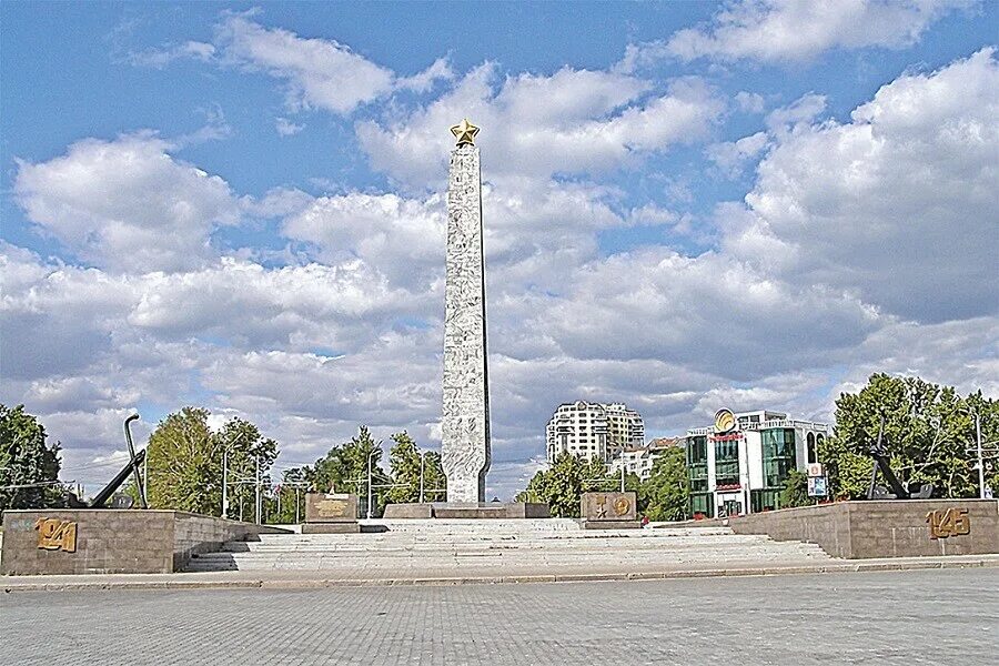 Площадь 10 апреля. Одесса город герой Обелиск. Одесса город герой памятники. Мемориал Крылья Победы в Одессе.