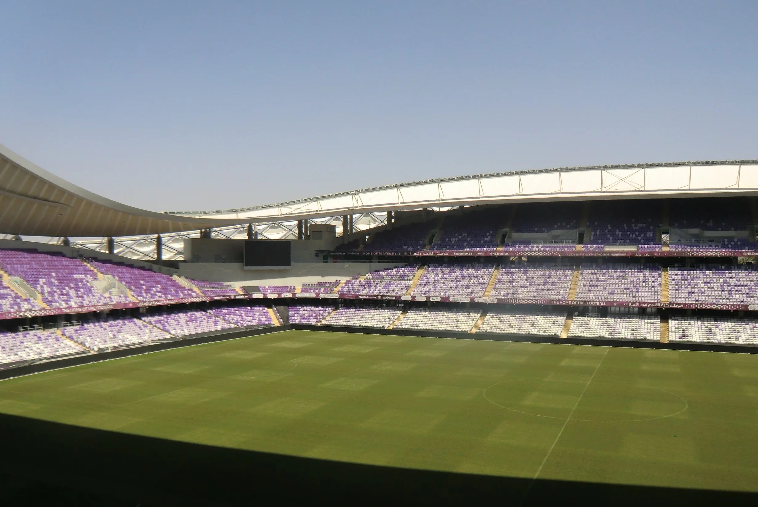 Аль айн футбольный. Стадион хазза Бин Зайед. Стадион в Абу Даби. Стадион al Ain Stadium. Рас Абу Даби стадион.