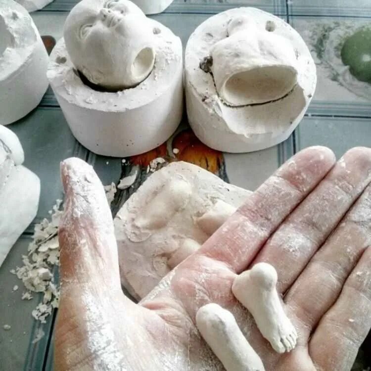 Необычные изделия из гипса. Поделки из гипса. Гипс поделки. Сапоги из гипса. Гипсовый раствор для заливки в формочки.