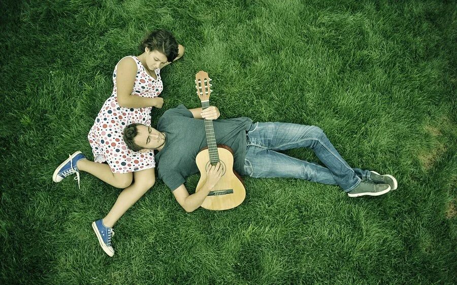 Парень играет на гитаре девушка. Романтик с гитарой. Парень с гитарой на природе. Мальчик с гитарой. Парень с гитарой и девушка.