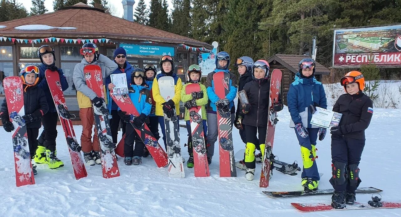 школа олимпийского резерва по горным лыжам в горно алтайске. горнолыжник на старте. олимпийского резерва по горнолыжному спорту.