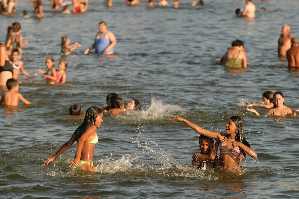 9 июля международный день купания нагишом. Море пляж люди купаются. Международный день купания нагишом. Всемирный день купания. Международный день купания нагишом картинки.