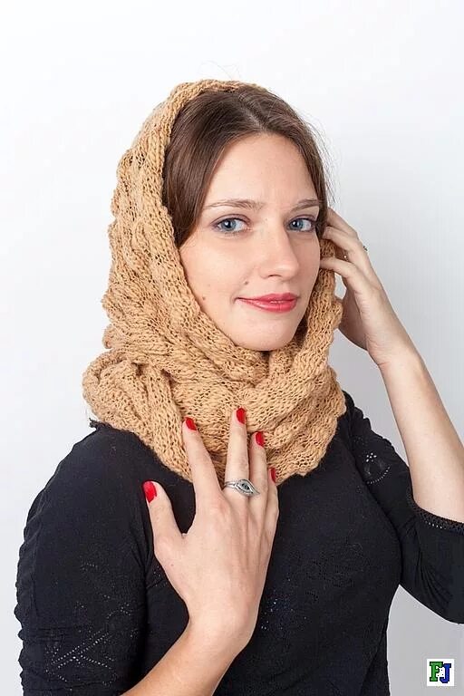 Как повязать шарф на голову вместо шапки. Шарф обмотанный на голове. Способы завязывания шарфов на голове зимой. Красиво надеть снуд на голову. Снуд поверх пальто.