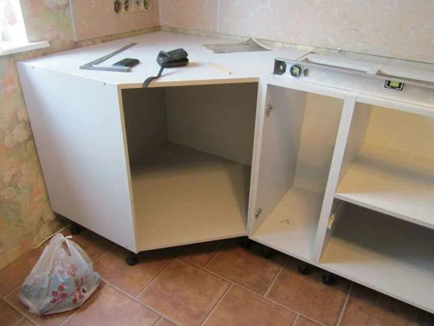 Кухня установить самому. Монтаж угловой столешницы. Монтаж кухонной столешницы. Каркас кухни. Крепление столешницы кухонного гарнитура.