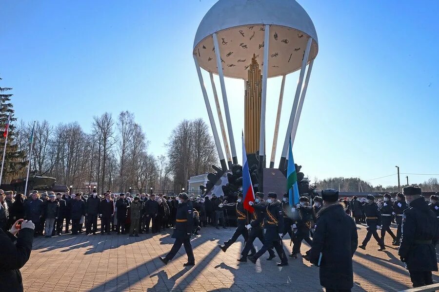 6 парашютно десантная рота. 6 Рота 76 дивизия ВДВ Псков. 6 Рота Псков. Псков Череха памятник десантникам. Памятник десантникам 6 роты Псковской дивизии ВДВ.