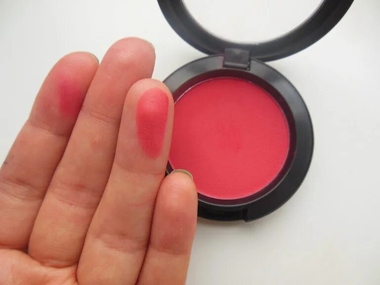 Румяна из помады. Коллекция косметики круэлла. Mac extra dimension blush. Румяна мас plum foolery. Яблоки румяна.