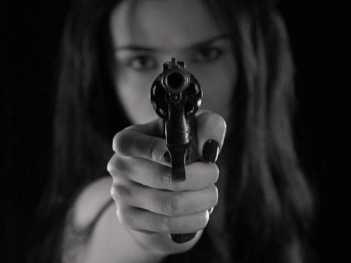Девушка с пистолетом. Дуло пистолета. Красивая девушка с пистолетом. Devushka s pistalyetm.