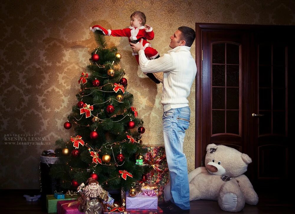 елка и папа с дочкой. рождество семья. папа наряжает елку. семья наряжает елку. дети наряжают елку.