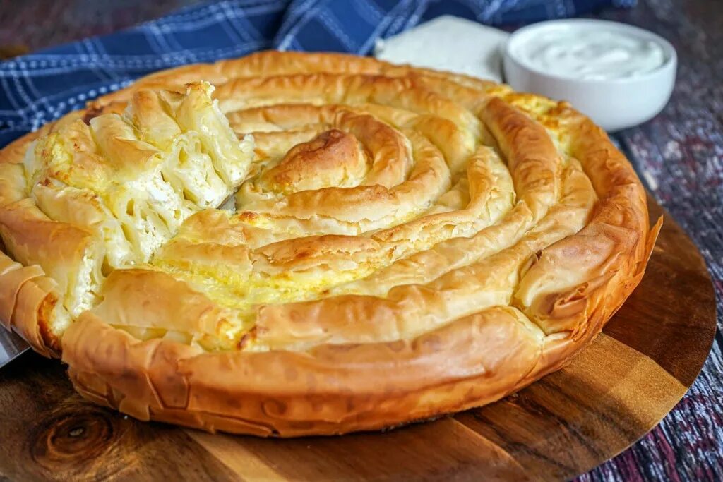 Баница болгарская с брынзой. Баница болгарская. Банница болгария. Пирог баница болгарская кухня. Пирог банница болгарский.