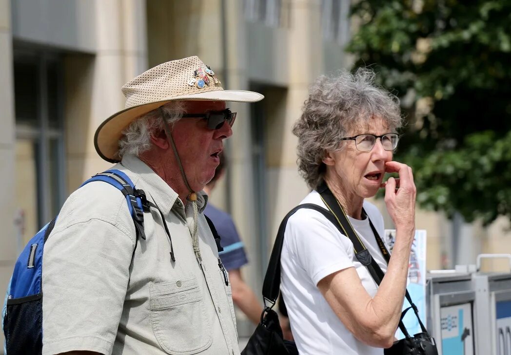 Пожилые европейцы. Путешественники россии старые. Фото путешественников. Старик путешественник. Счастливые пенсионеры на море.