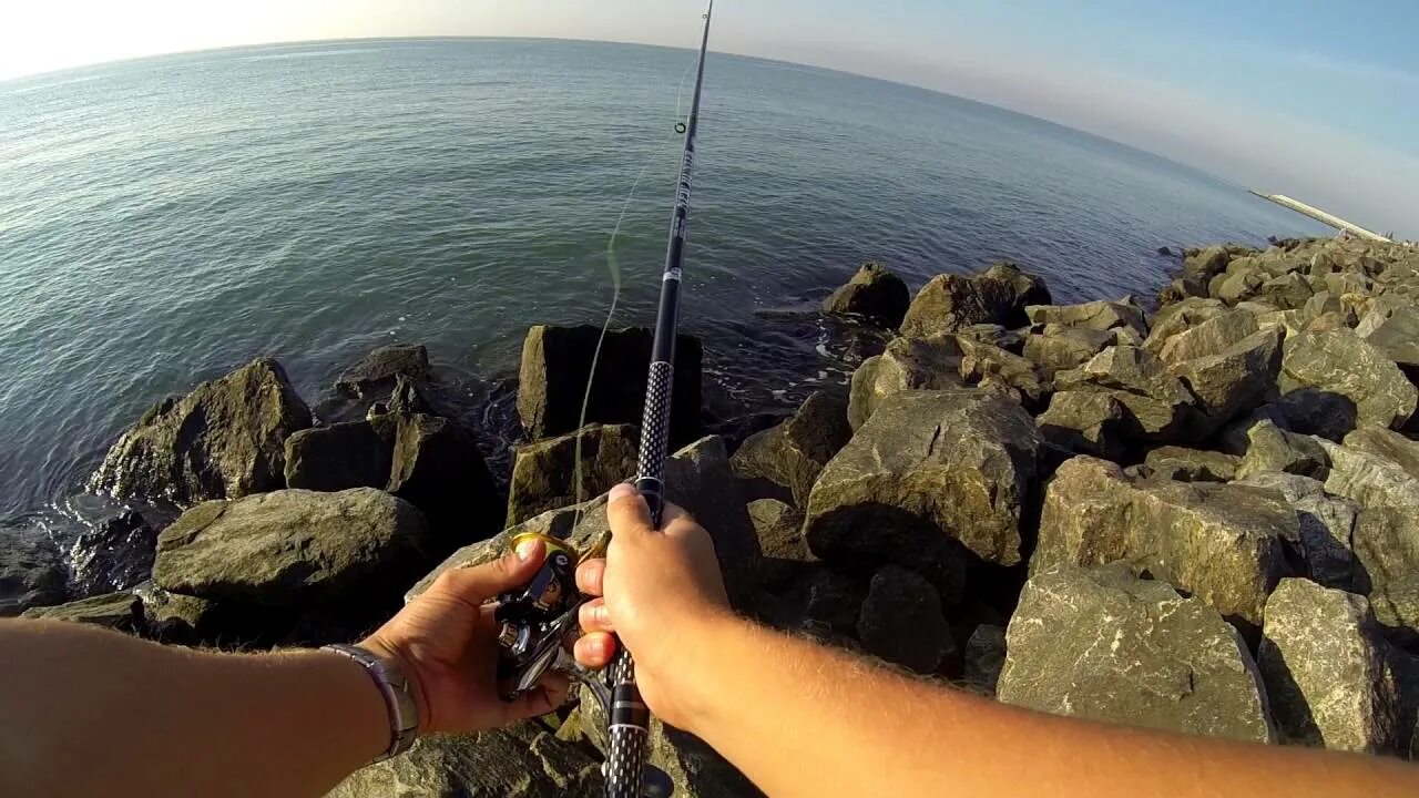 Морская рыбалка с берега. Рыбалка на черном море. Рыбалка на чёрном море с берега. Рыбалка на чёрном море в Крыму.