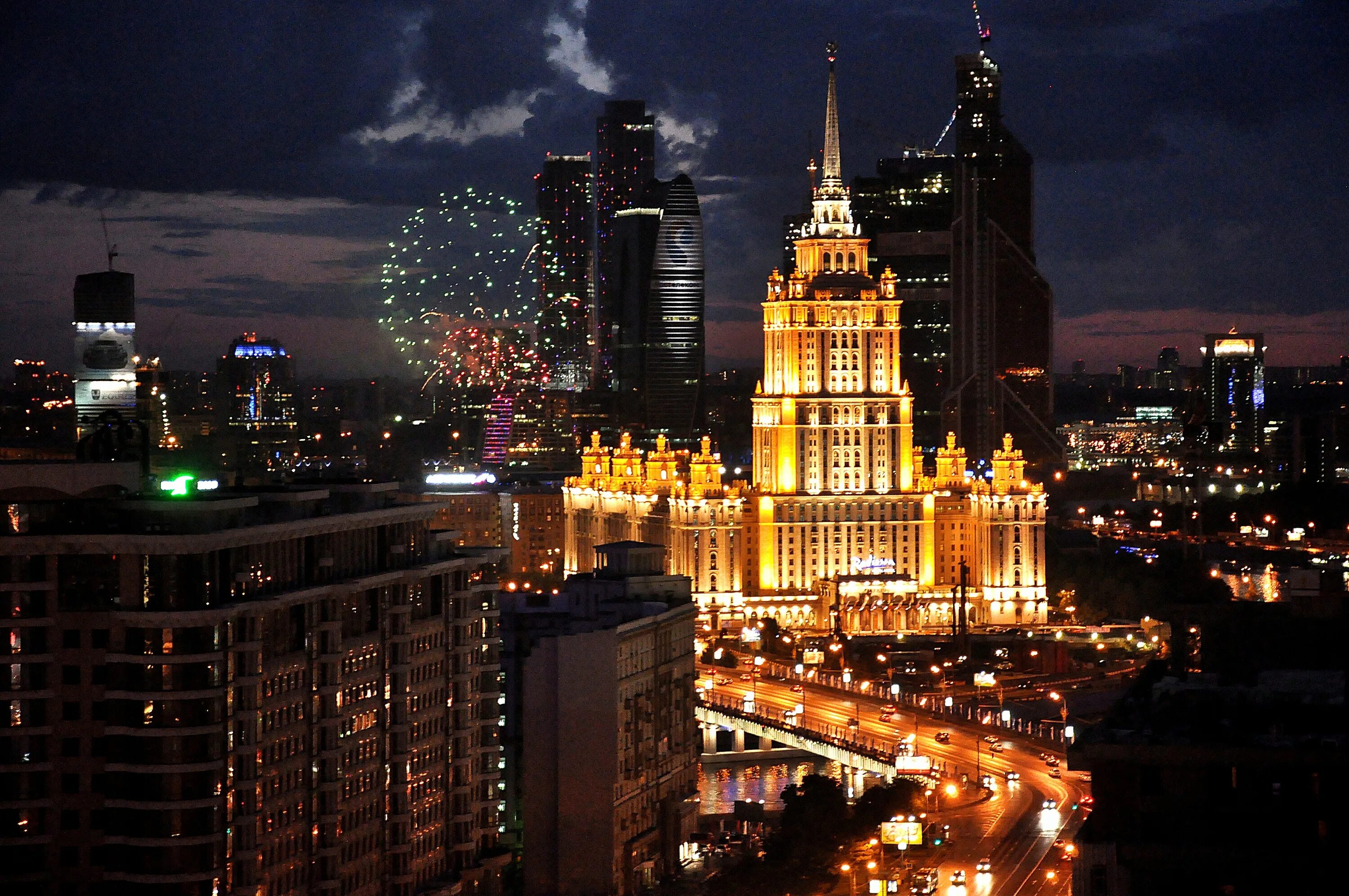 Популярные города москвы. Новый Арбат сталинская высотка. Ночная Москва Москоу Сити МГУ. МИД Москва ночью. Сталинские высотки МГУ.