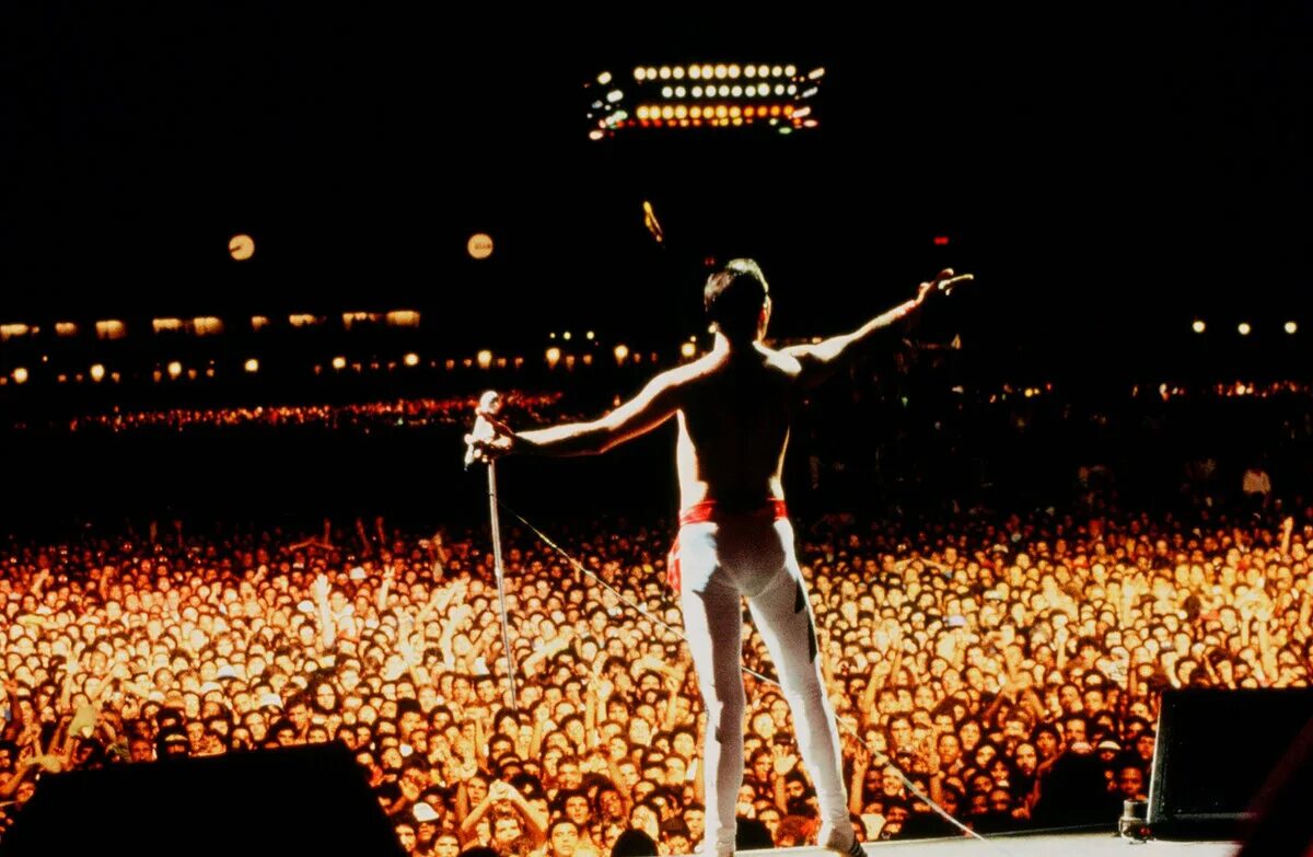 Меркьюри стадион. Rock in Rio 1985 Фредди Меркури. Фредди Меркури концерт. Queen Фредди Меркьюри. Фредди Меркьюри Wembley 1986.