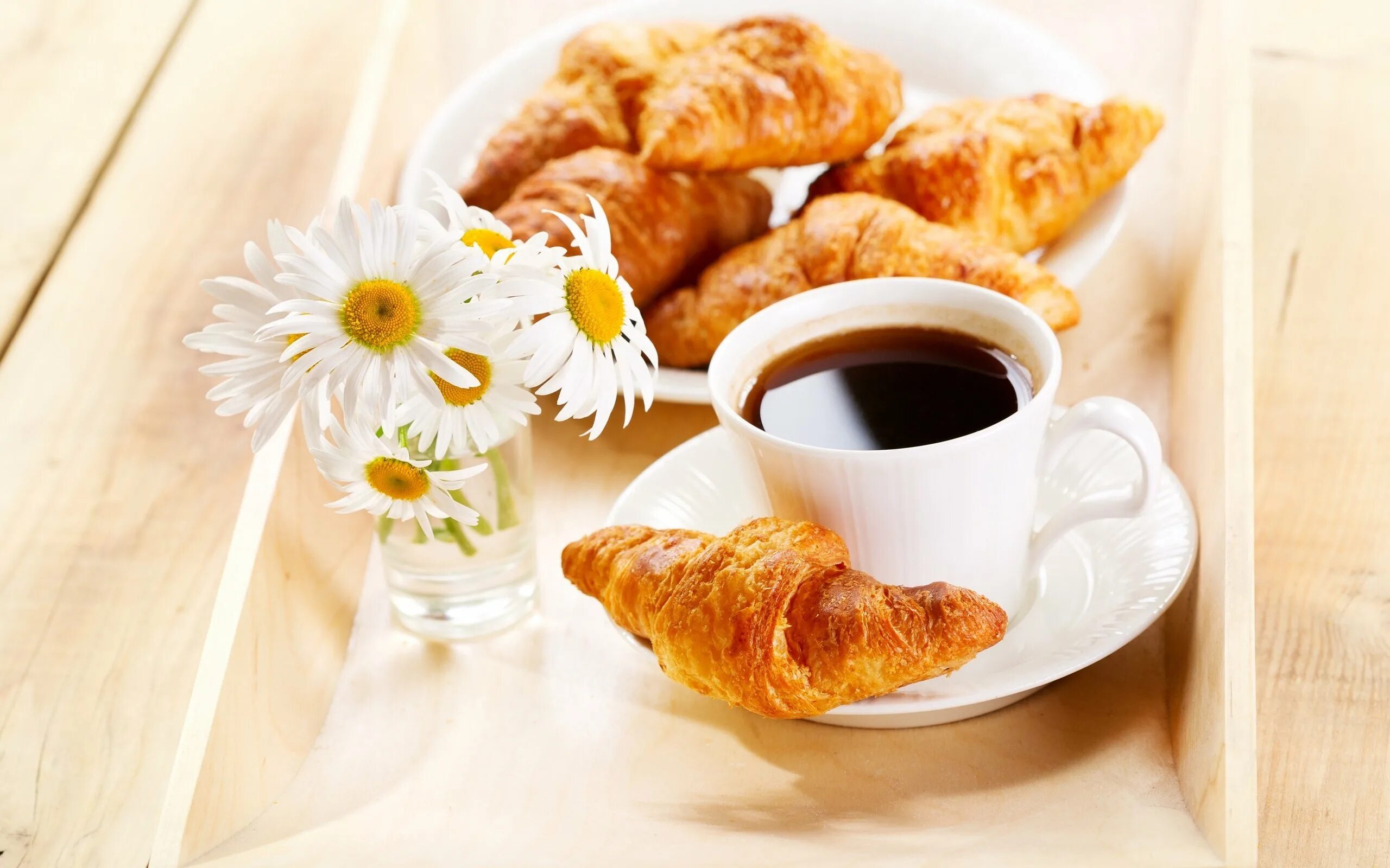 Доброго дня завтрак. Кофе и круассан. Завтрак с кофе. Завтрак с круассаном. Чашка кофе с круассаном.