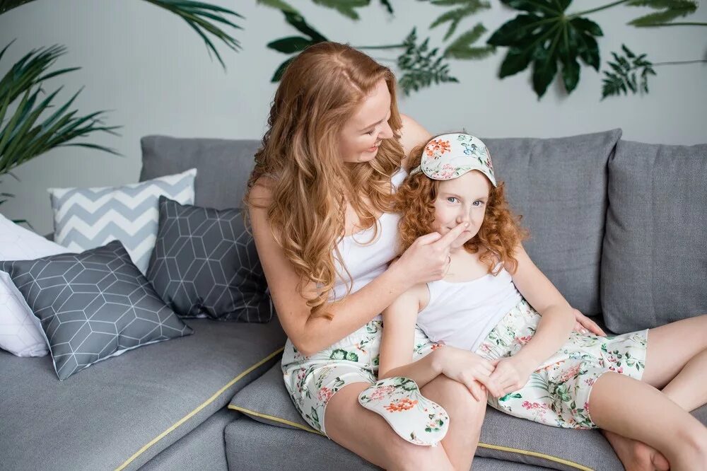 фотосессия мама и дочка. фотосессия мама и дочь. дочку дома 18. фотосессия мама и взрослая дочка идеи. дочки-матери.