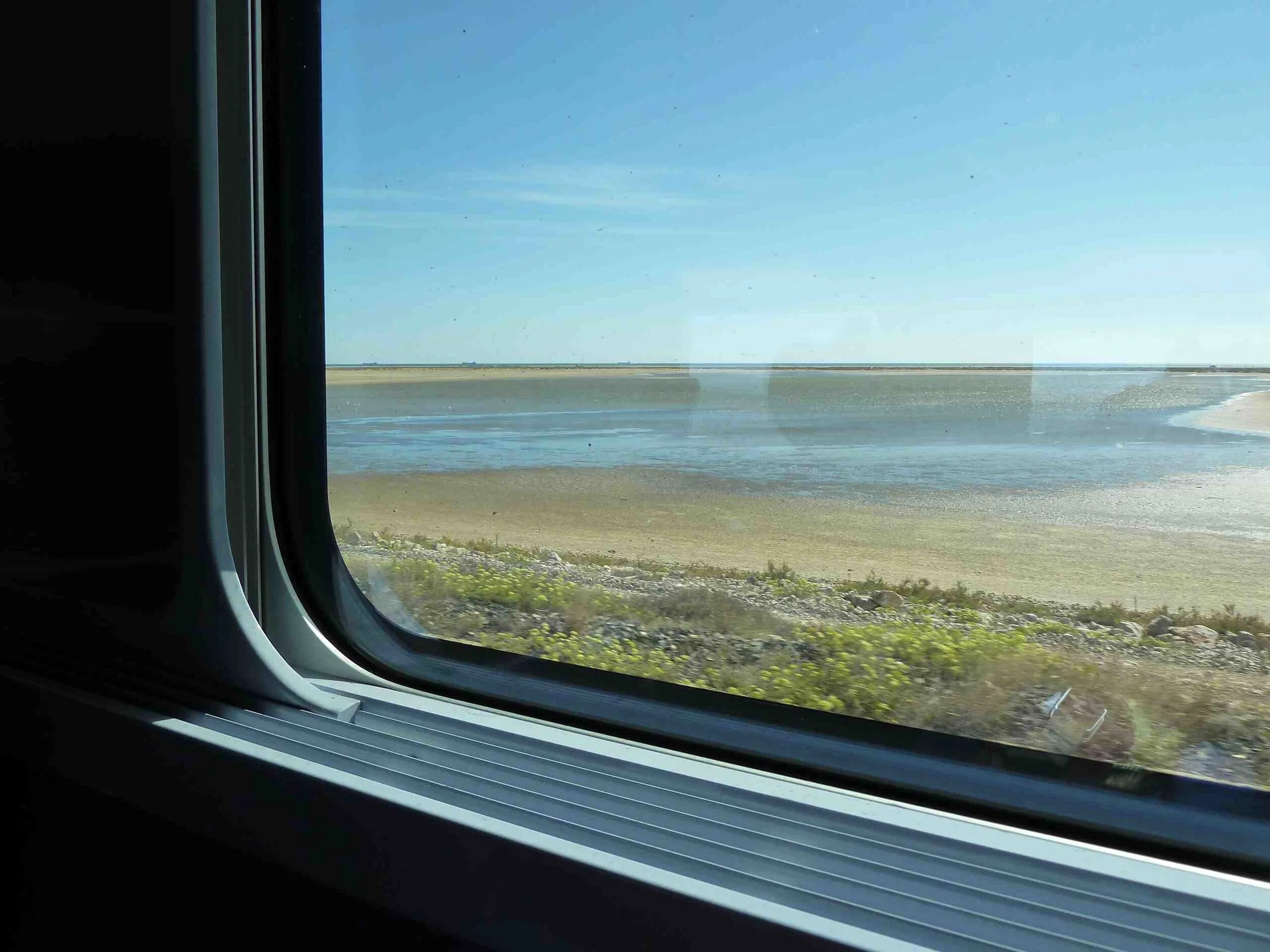 Москвича увидевшего липецк из окна поезда доставили. Окно поезда. окно вагона. вид из окна поезда. вид с окна поезда.