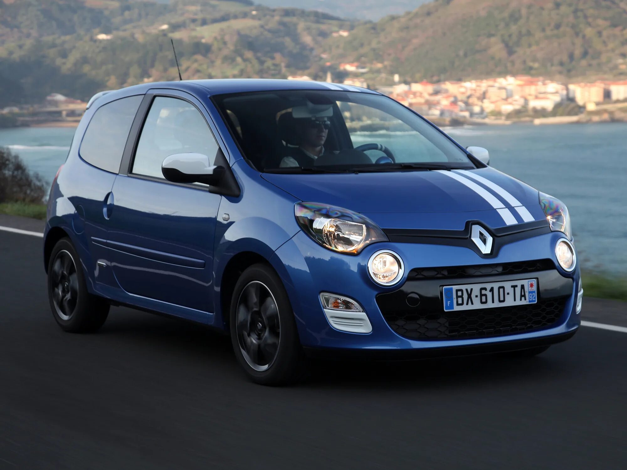 100 renault. Renault Twingo. Рено Твинго 4. Рено Твинго 2 поколения. Renault Twingo 2012.