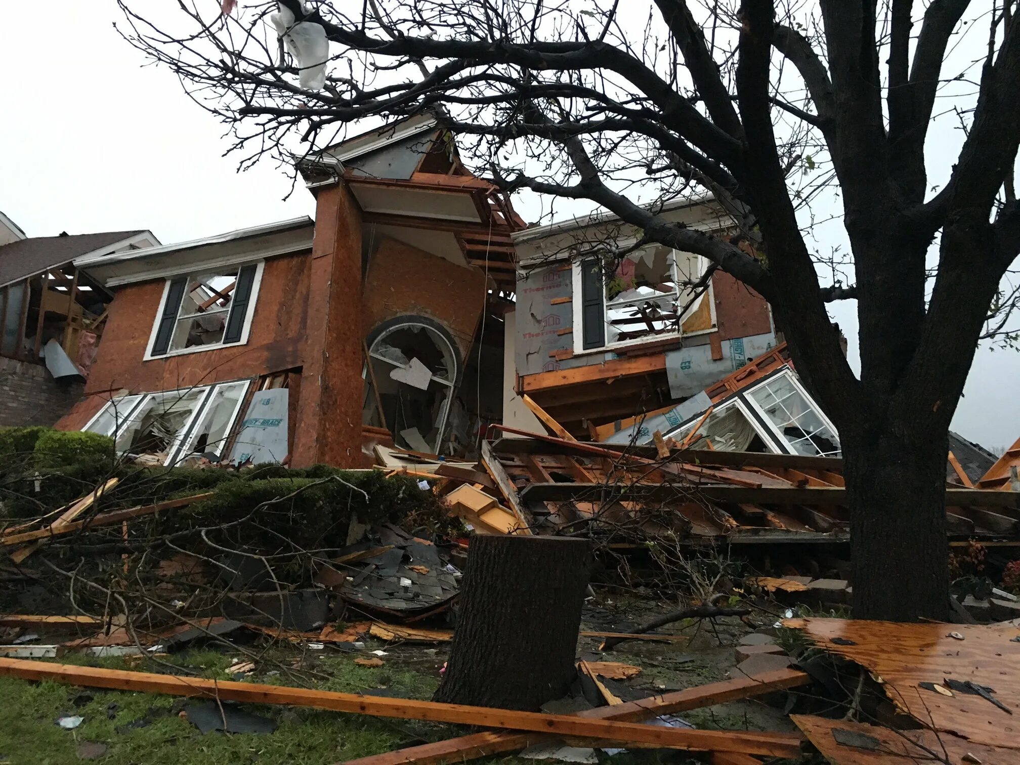 Дом после Торнадо. Разрушенный дом после урагана. Разрушенные американские здания. Ураган разрушает дома.