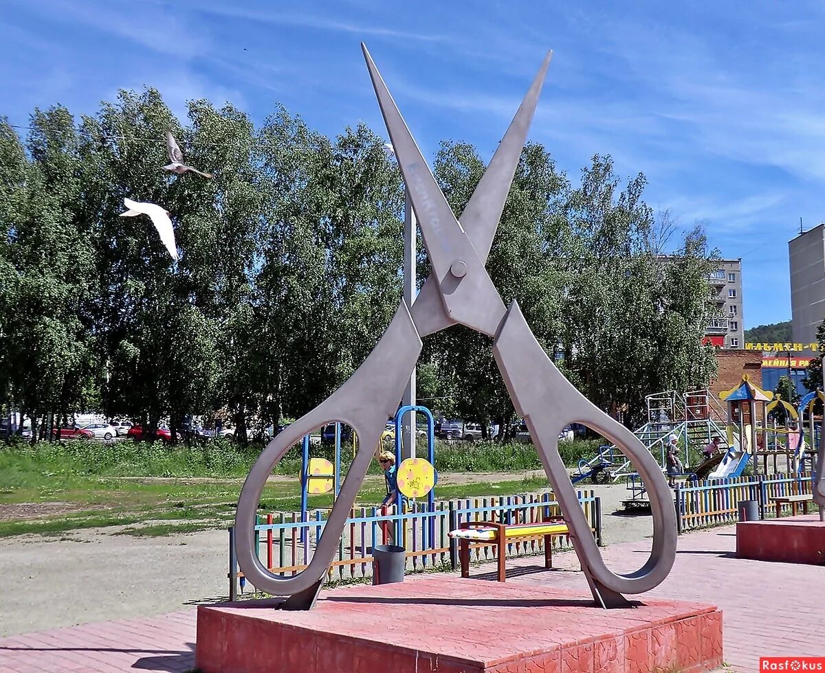 парк гигантской канцелярии в миассе. памятник ижевска памятники ижевска. памятник расческа и ножницы ижевск. ножницы de xian цена. ножницы de xian.