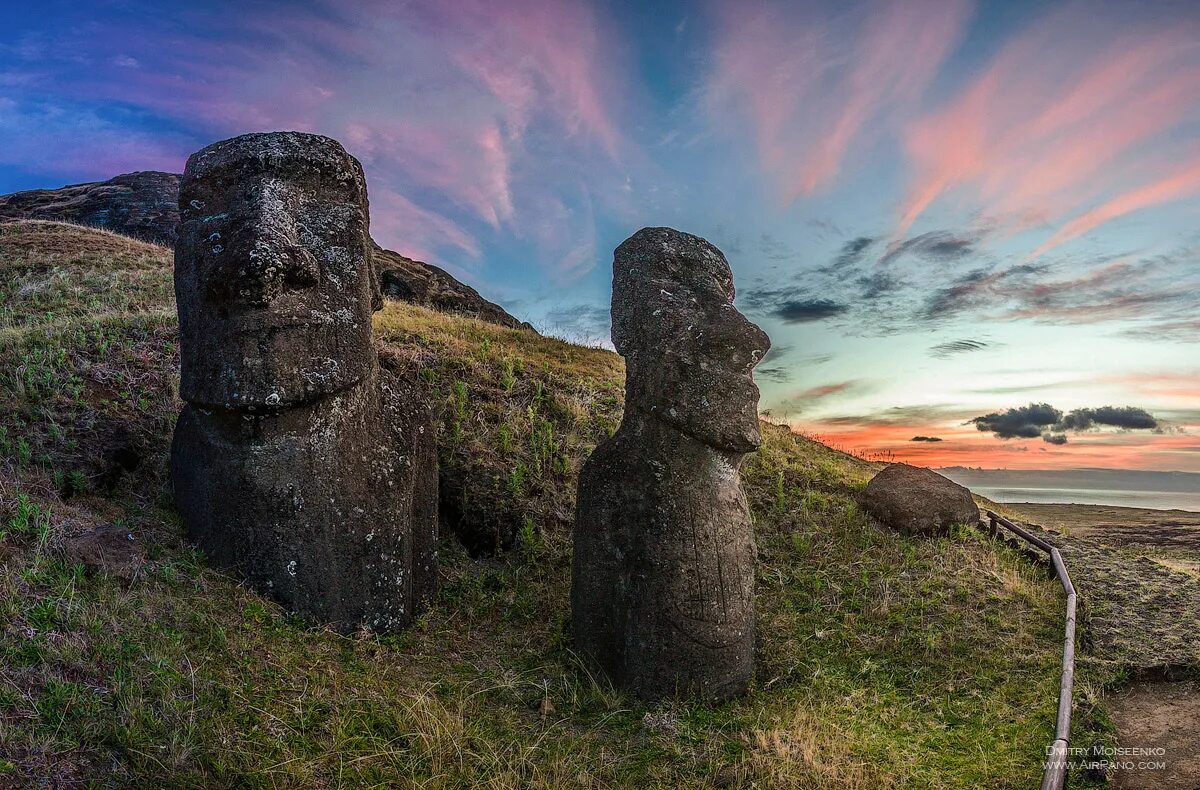 Статуи на острове. Остров Пасхи статуи Моаи. Каменные статуи Моаи остров Пасхи Чили. Статуи Моаи в Чили. Моаи на острове Пасхи.
