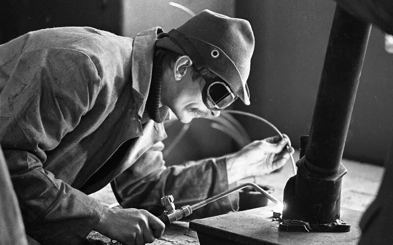 Сварщик история. Сварщик история. Первые сварщики. Советский сварщик. Первая сварка.