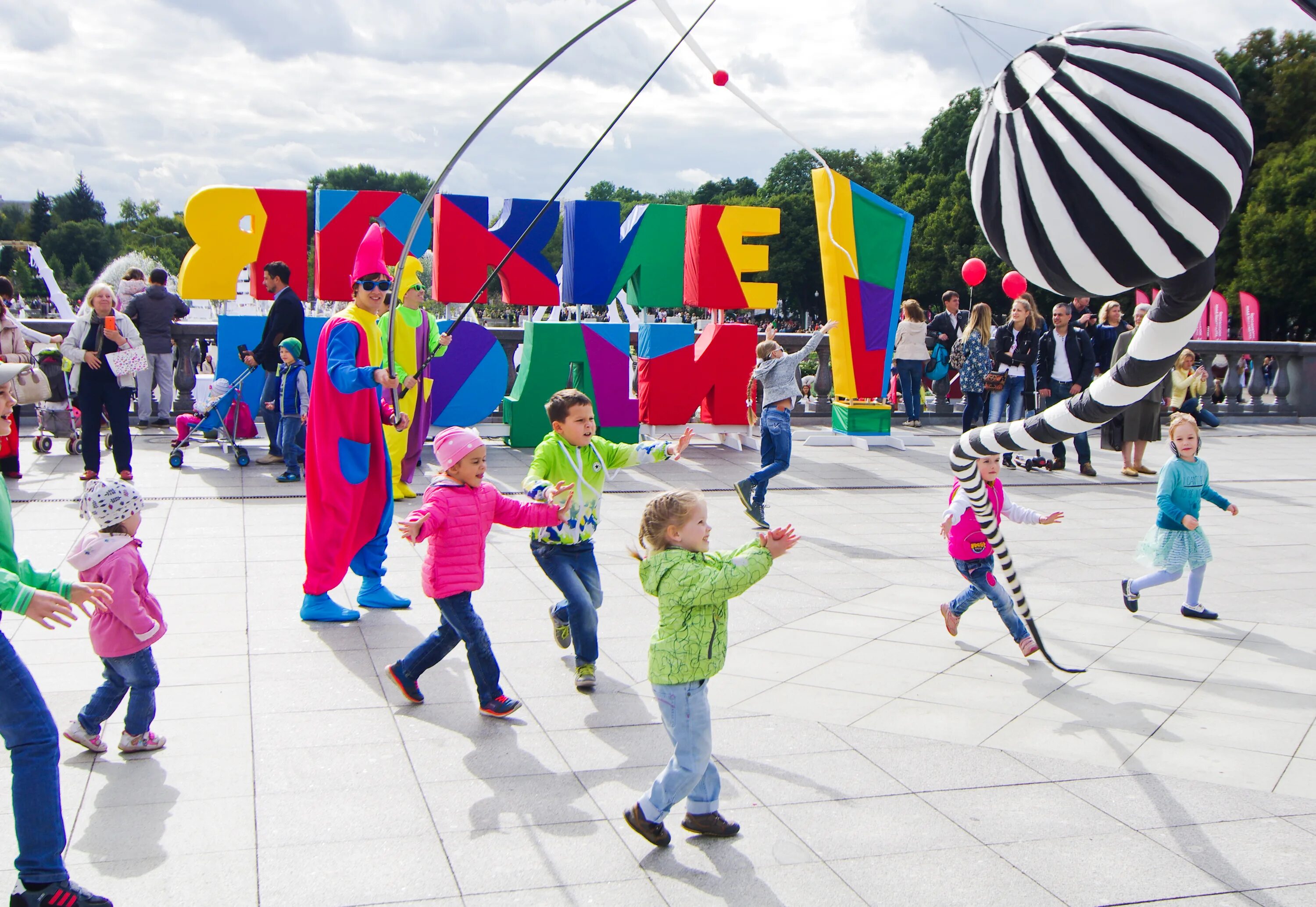 Творческий фестиваль «яркие люди» в «Музеоне». Праздник в парке. Развлекательные площадки для детей. Интерактивные площадки для детей на празднике.