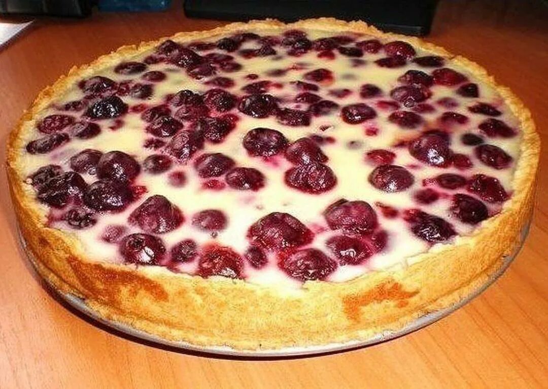 Вишневый пирог заливной. Песочный пирог с вишней и сметанной заливкой. Пирог с вишней заливного теста. Песочный пирог заливной. Заливной пирог с вишней и творогом.