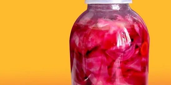Капуста с перцем и яблочным уксусом. Маринованная капуста в банке на 3 литра быстрого приготовления. квашенная капуста в рассоле банке на 3 литра быстрого приготовления. фото капусты маринованной в трехлитровых банках для каталога.
