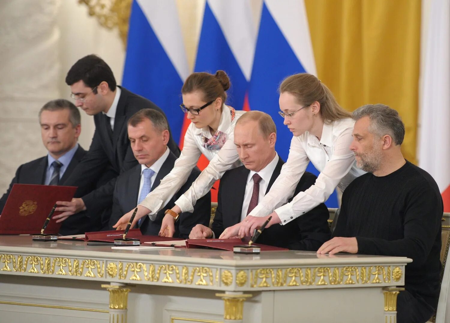 В каком году приняли крым. 2014 Аксенов подписание. Подписание Крым 2014.