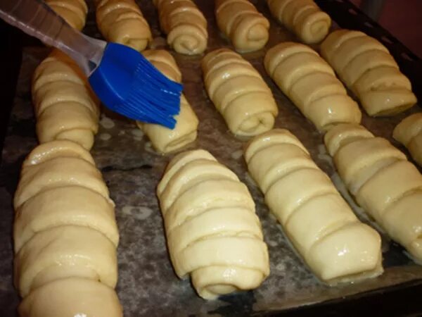 булочка со сгущенкой. красивые булочки со сгущенкой. форма рогаликов. булочка со сгущенкой. красивые формы булочек со сгущенкой.