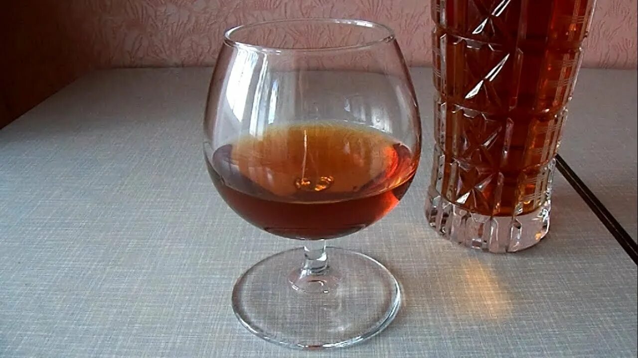 Классический рецепт домашнего коньяка. Классический рецепт домашнего коньяка. Рецепт коньяка. Классический рецепт домашнего коньяка. Настойка под вакуумной крышкой.