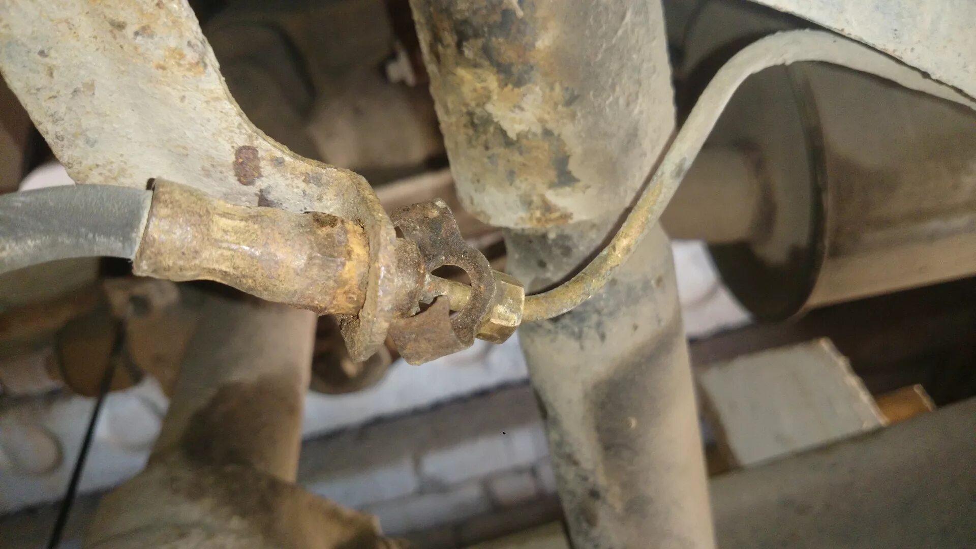 Тормозной шланг прикипел. Колдун 2107. Открутить тормозную трубку. Как открутить трубку. Ключ для откручивания тормозных трубок на 10.