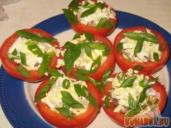 Помидоры с сельдью. Творог с помидорами. закусочные помидоры с творогом и чесноком. помидоры с майонезом и кинзой. творог с майонезом и чесноком.