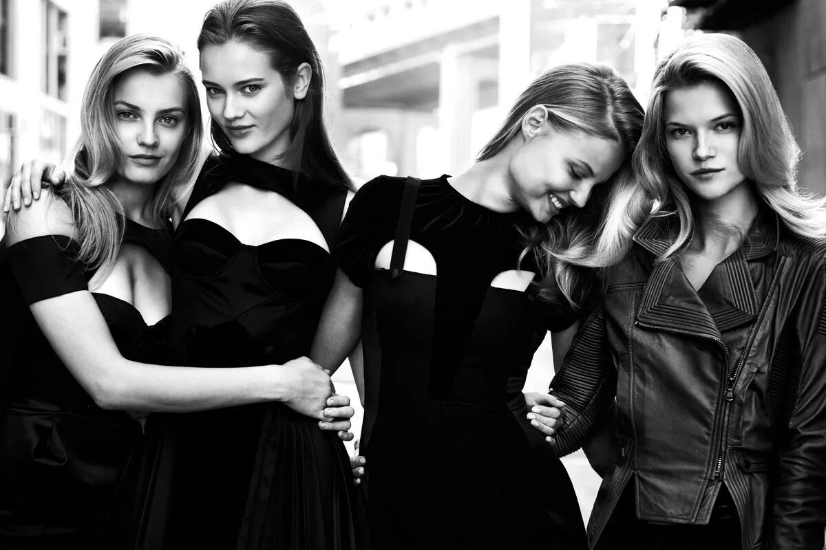 группа девочки белые. питер линдберг групповой портрет. группа людей в футболках и джинсах. группа девочки белые. компания девушек в белом.