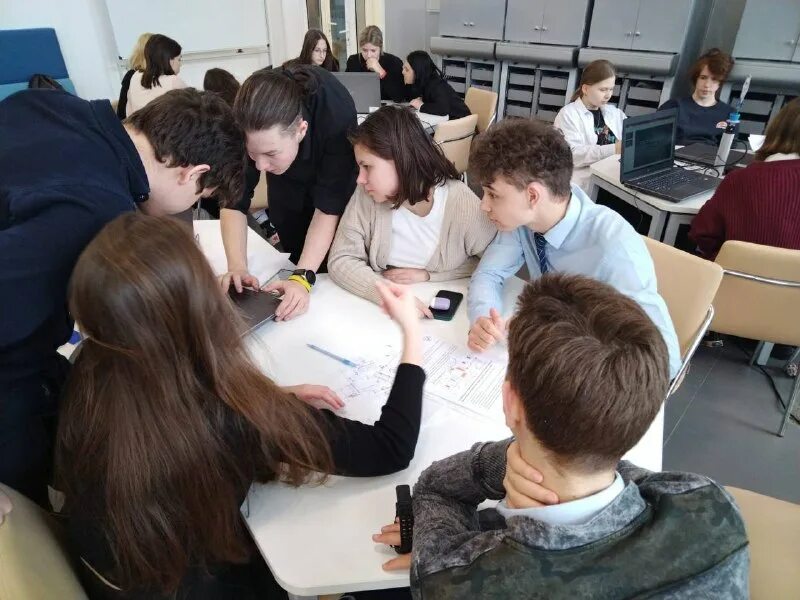 специалисты с профильным образованием. современные профессии программист. собственные профильные специалисты. преподаватель и студент. профессия программист.